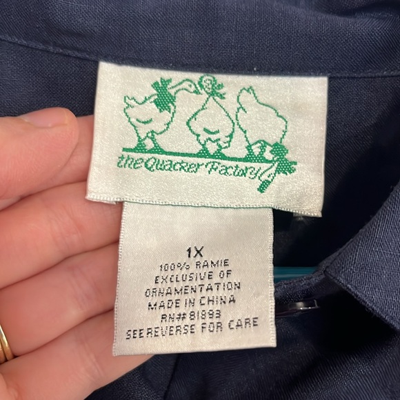 Quacker Factory Navy Blue Ramie Tunic Blouse w/ Embroidered Daisies Women’s 1X - Picture 10 of 14